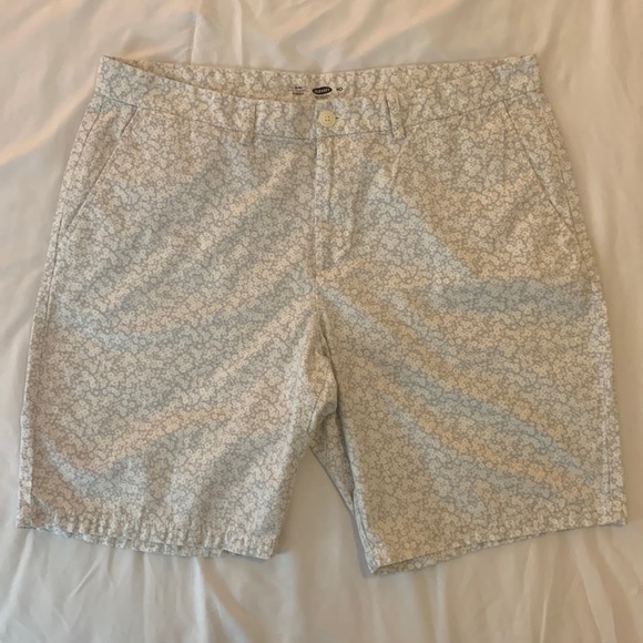 Gently Used Old Navy flat front flower print shorts Men’s waist size 40 - Picture 1 of 6